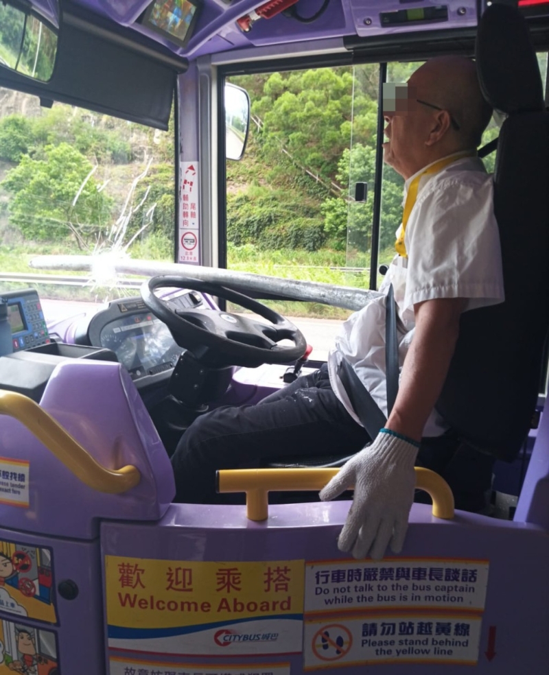 青朗公路天降鐵通直插城巴司機胸口