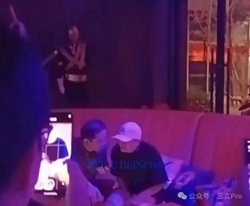 馬云與邵曉鋒現身總部酒吧。 （網上圖片）