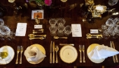 英國宴細節曝光，42米長桌布置花3天，1452件餐具手工磨亮