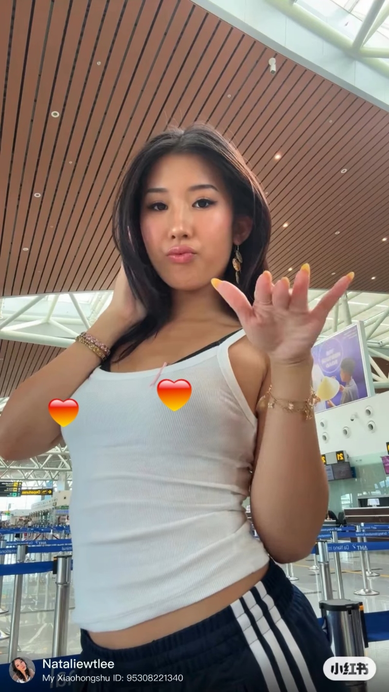 李婉華大女Natalie打扮火辣。