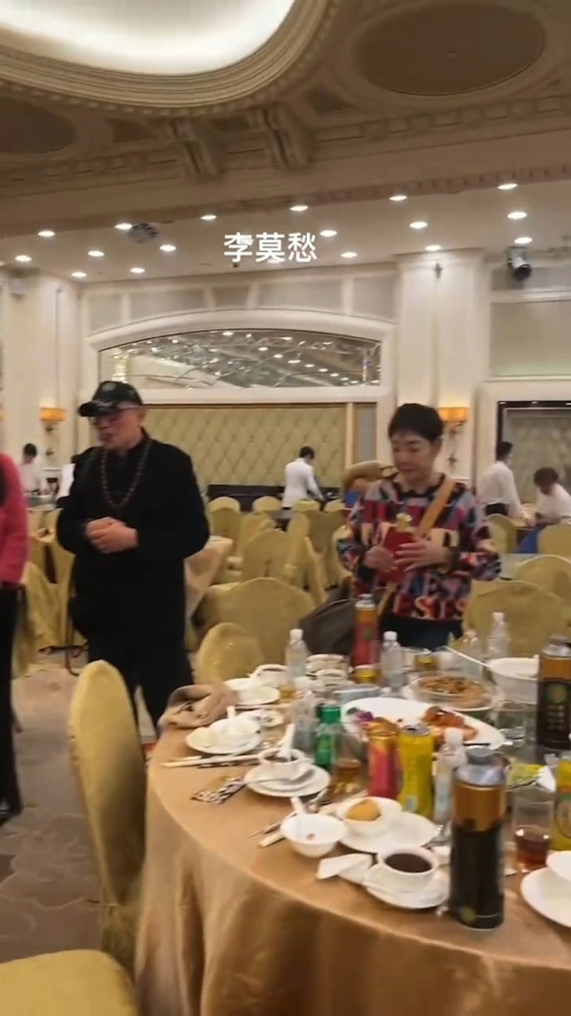 散席時雪梨背起容量甚大的手袋，神情有點呆滯，并走近其中一張枱，拿起枱上一瓶酒。