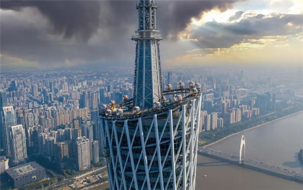 臺風“樺加沙”來襲 廣州塔1200噸“定塔神器”出現明顯擺動