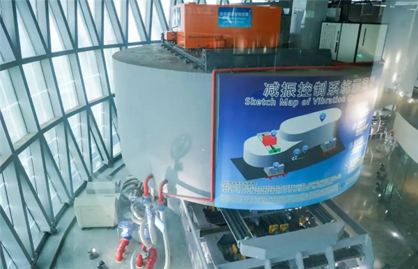 臺風“樺加沙”來襲 廣州塔1200噸“定塔神器”出現明顯擺動