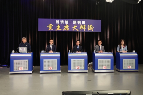 “說清楚、講明白，黨主席大辯論”27日在中天電視臺舉行，國民黨主席候選人張亞中（左起）、羅智強、蔡志弘、郝龍斌、鄭麗文出席。