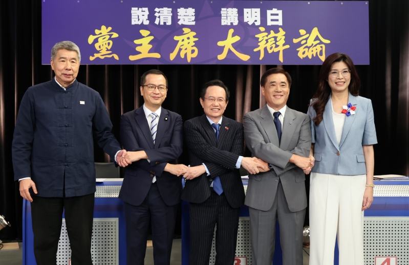 “說清楚、講明白，黨主席大辯論”27日在中天電視臺舉行，國民黨主席候選人張亞中（左起）、羅智強、蔡志弘、郝龍斌、鄭麗文出席并交互握手合影表達團結。