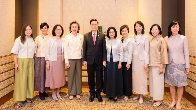 特首夫人伙女高官再組“華服女團”賀國慶，清雅端莊展傳統美藝
