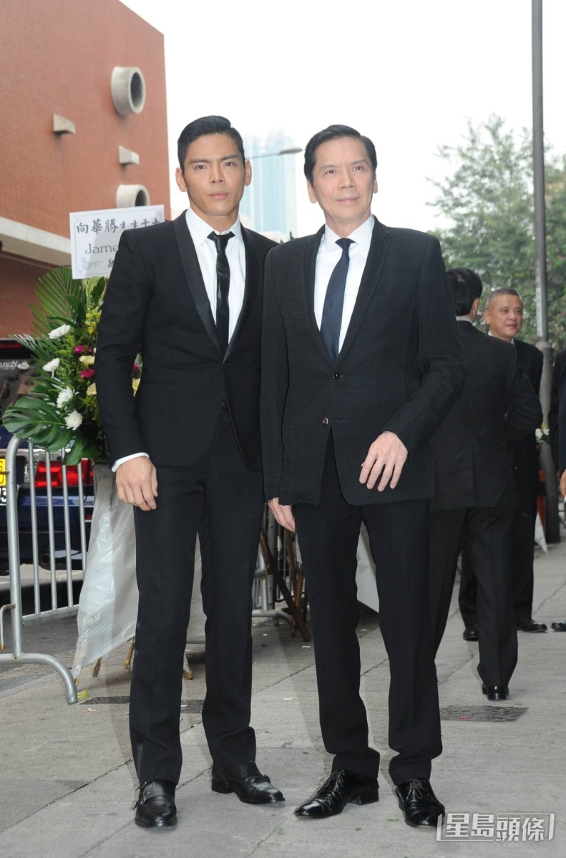 向華強（右）與兒子向佐2014年現身弟弟向華勝的追悼會。