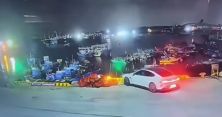 網傳影片拍下車輛墮海經過。