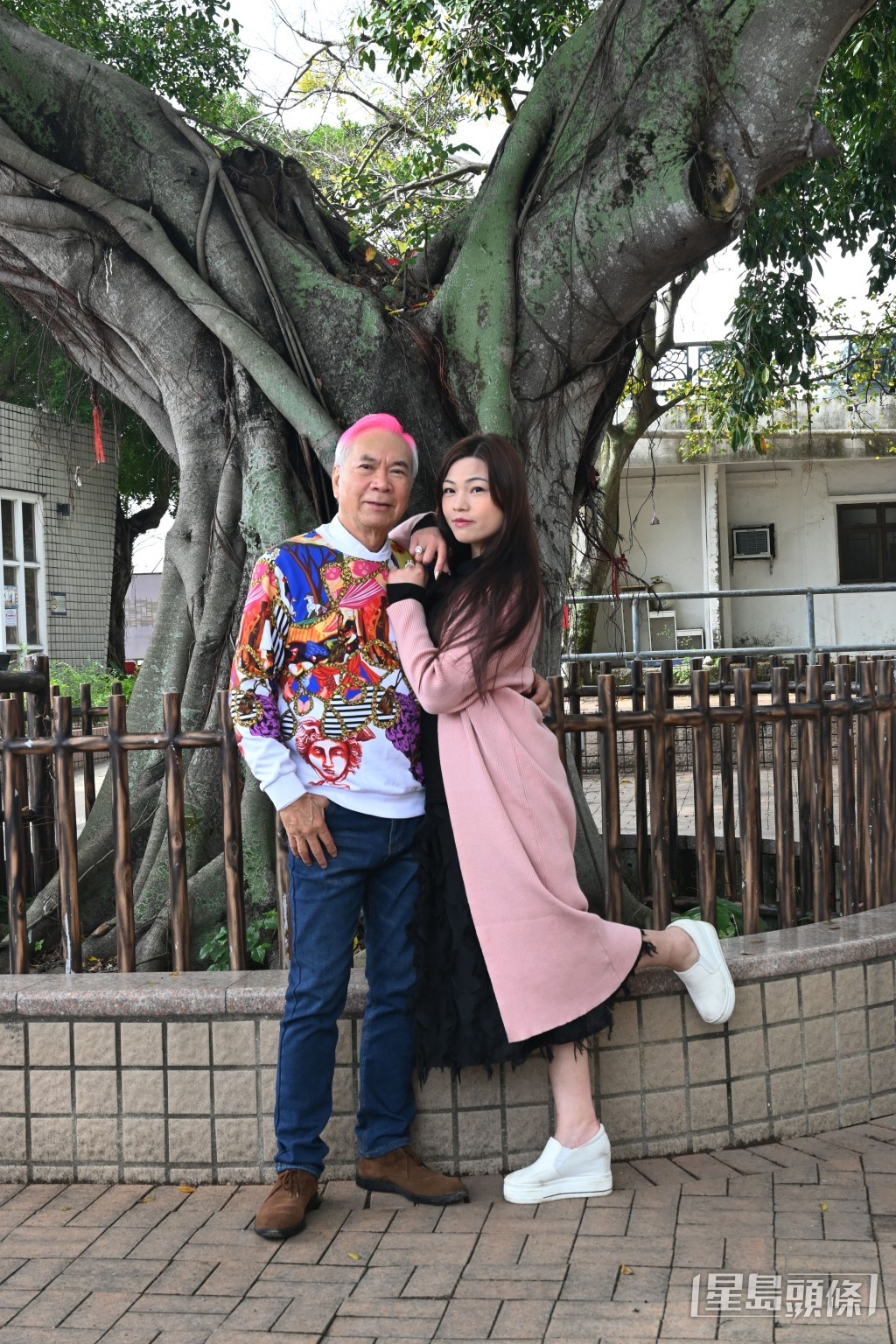 74歲的李龍基與比他年輕逾30年的王青霞發展忘年戀。