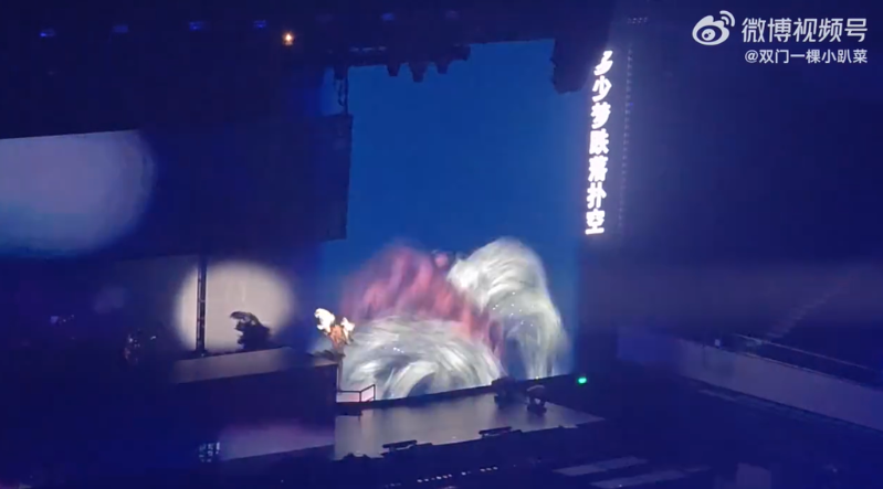 張靚穎演唱會突墜落2米高舞臺。