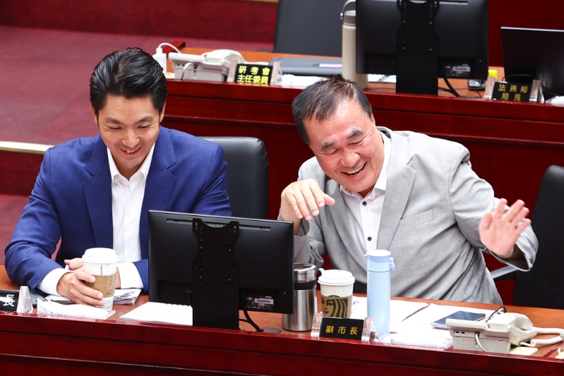 臺北市長蔣萬安（左）與副市長李四川（右）13日赴市議會備詢，針對英偉達海外總部進駐北士科T17、T18基地卡關一事說明。