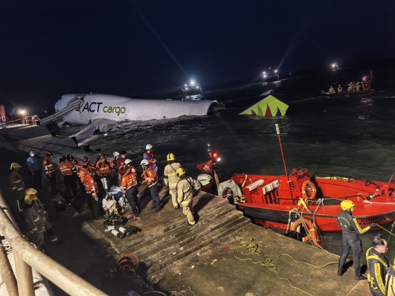 消防將傷者救起。