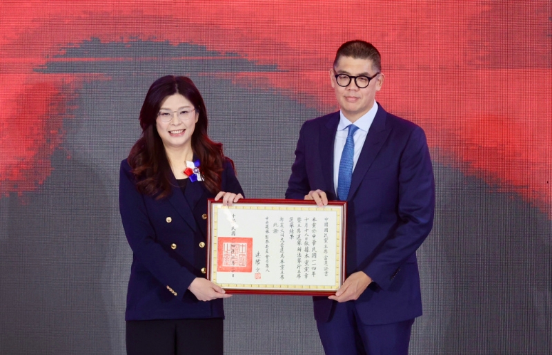 國民黨第22屆第一次“全代會”1日舉行，國民黨主席選監小組召集人連勝文把當選證書交給新任黨主席鄭麗文。