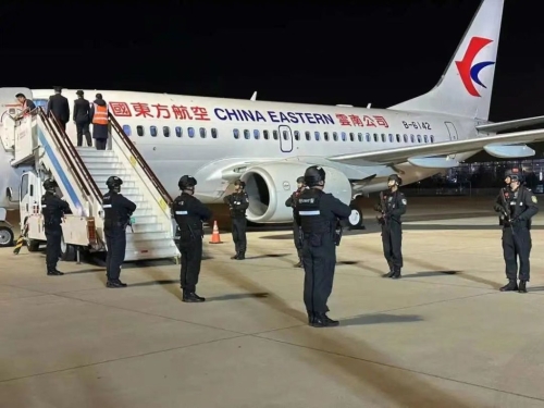 白所成等10名重犯被成功押解回國。