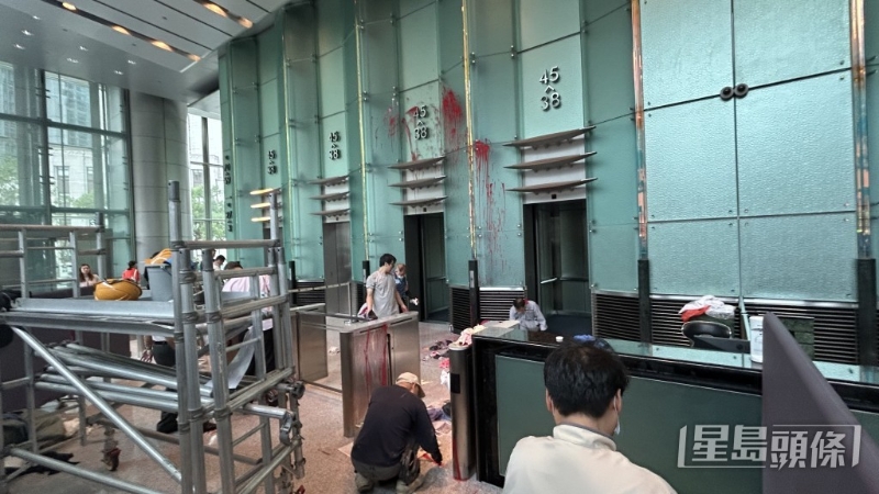 電梯大堂多處有油跡