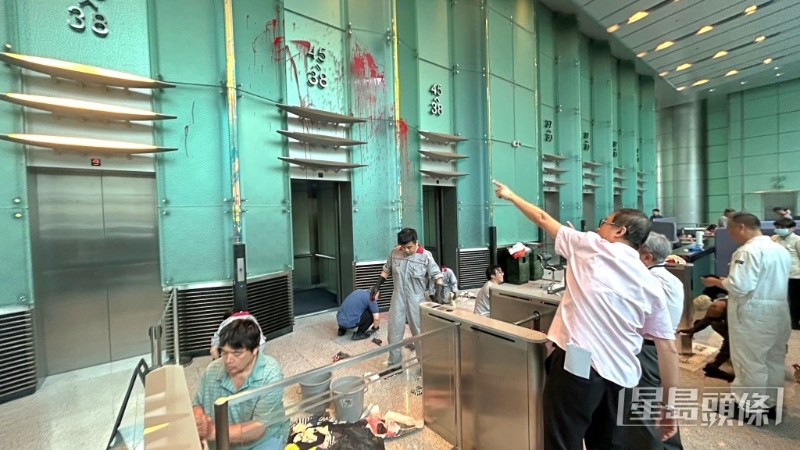 電梯大堂多處有油跡。